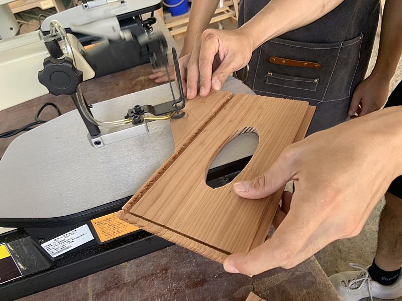 「木藝新生手作工作坊」，受刑人學習製作中。