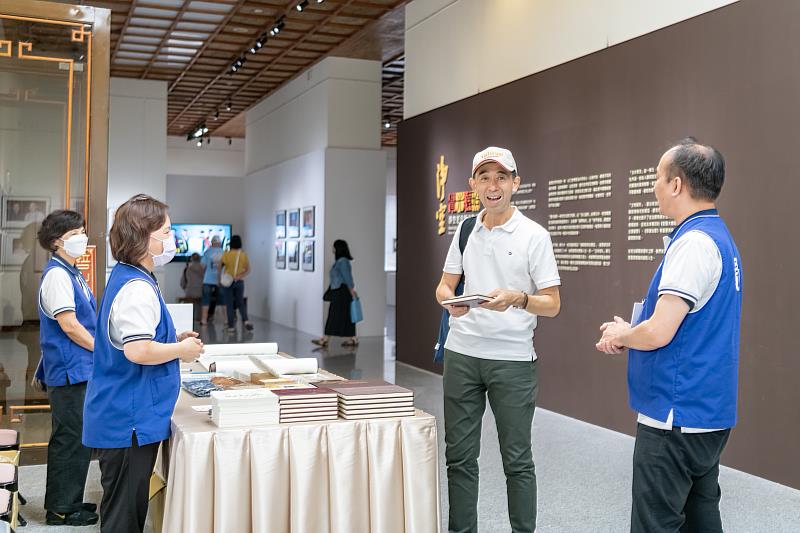 國父紀念館館長王蘭生親臨展場參觀