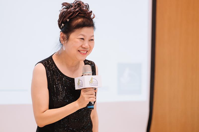 台灣尤努斯基金會執行長王絹閔，同時也為格萊珉銀行的專家，向社區民眾介紹尤努斯教授以及格萊珉模式。