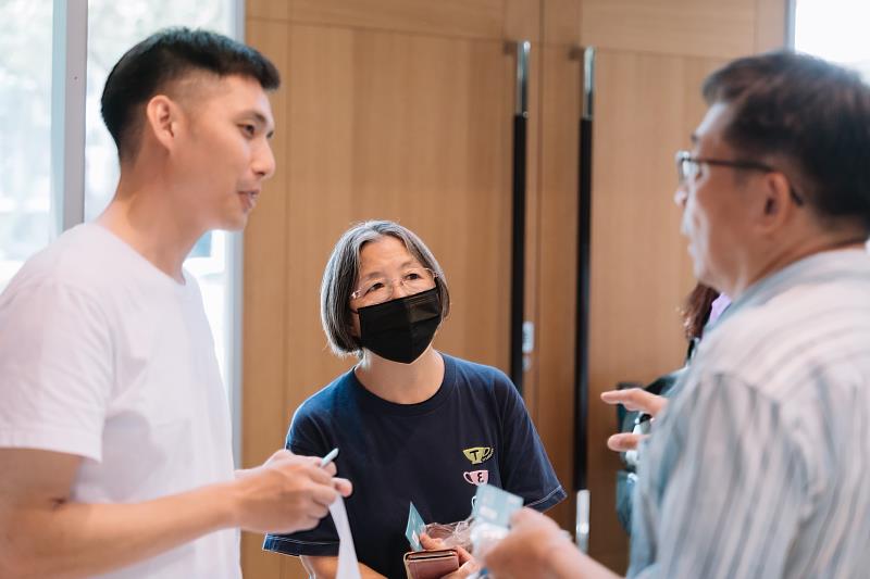 茶會結束後，仍有許多參與夥伴留下與基金會夥伴進行交流。