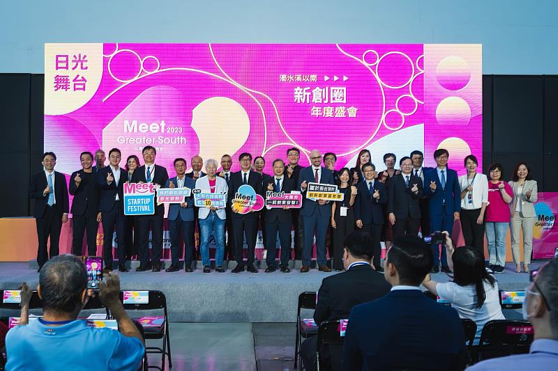 南臺灣新創界盛事「2023 Meet Greater South亞灣新創大南方」今(25)登場!遠傳資訊暨數位轉型科技群執行副總經理胡德民(照片後排右5)受邀參加開幕儀式。