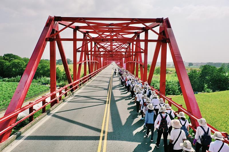 靈鷲山大悲行腳持咒祈福，跨越西螺大橋。（圖由靈鷲山佛教教團提供）