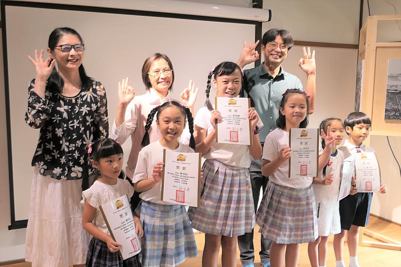 圖3 周副主委親自頒發獎狀給朗誦龍瑛宗詩集的小朋友們以示鼓勵