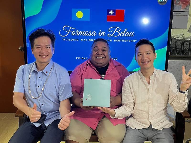 何委員及邱委員接受EPFM 電台專訪