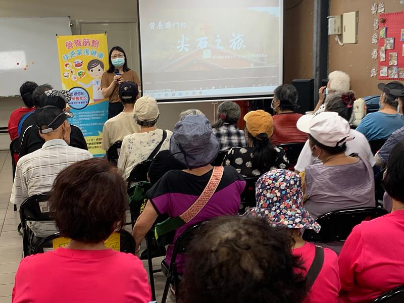 營養師向原住民長者宣導營養飲食的重要