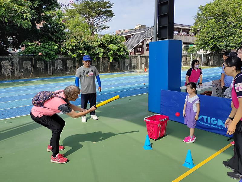 新竹縣家庭教育中心為鼓勵孫子、孫女，在暑假期間能有更多機會與祖父母相處，今年特別在今(26)日上午9點，於博愛國小辦理「祖孫共下來尞」闖關活動。