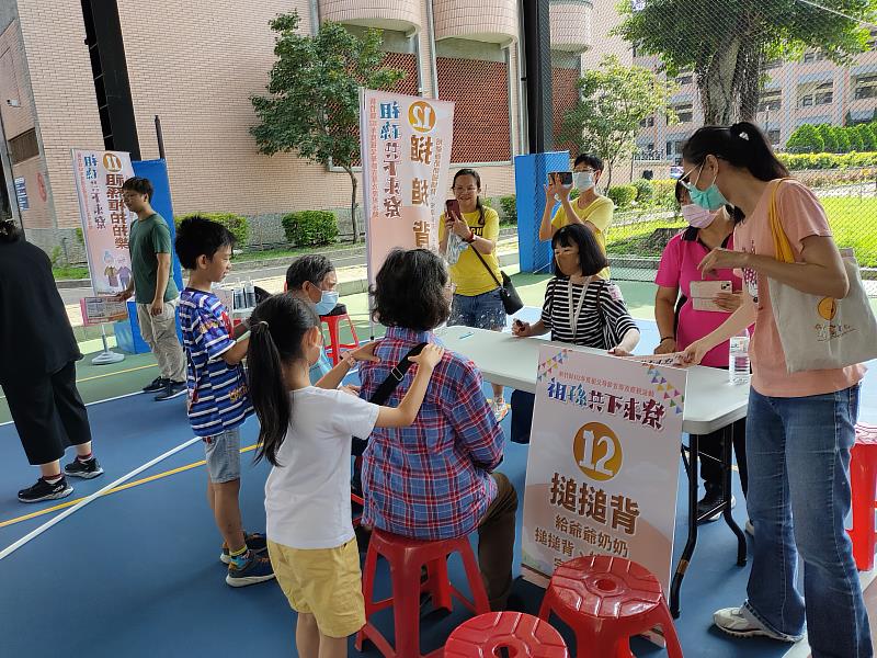 新竹縣家庭教育中心為鼓勵孫子、孫女，在暑假期間能有更多機會與祖父母相處，今年特別在今(26)日上午9點，於博愛國小辦理「祖孫共下來尞」闖關活動。