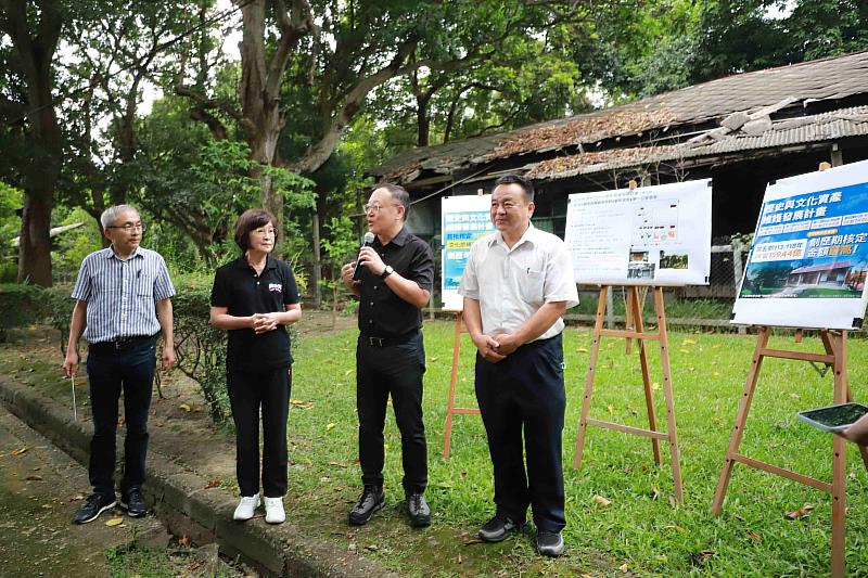 文化部長史哲（右2）、立委蘇治芬（左2）訪視「雲林縣虎尾糖廠宿舍群」。