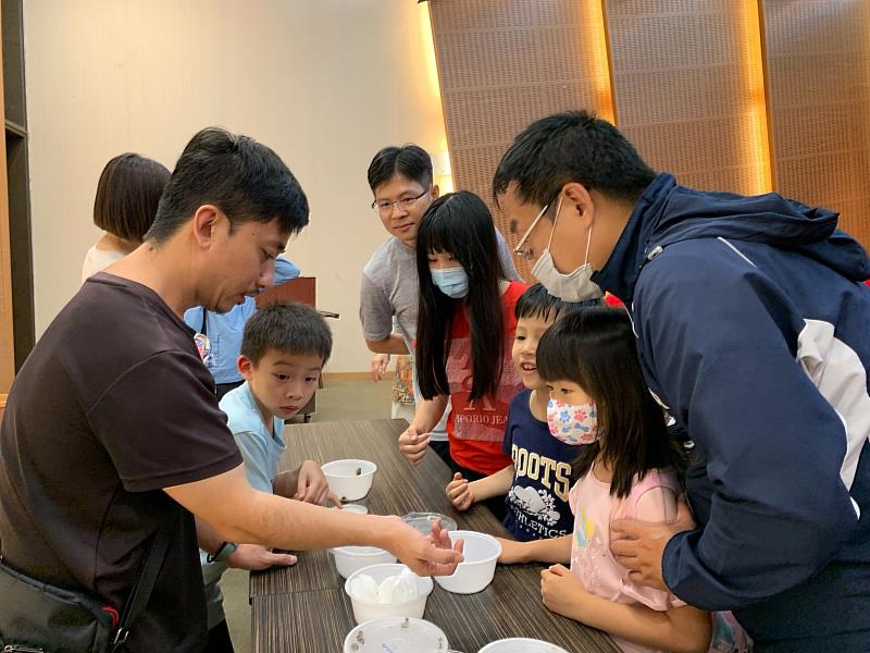 六堆園區火焰蟲親子共學體驗活動，學員觀看火焰蟲幼蟲