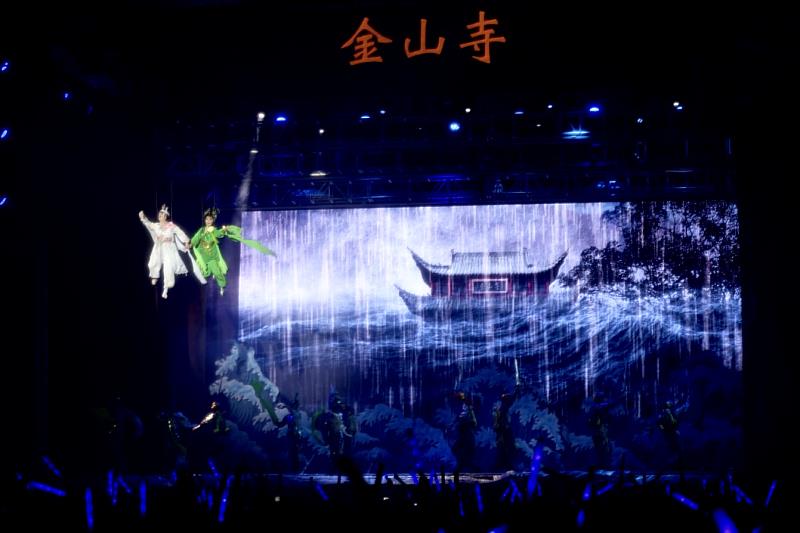 演出來到水漫金山，白蛇、青蛇同時從10層樓的高空凌空飛越，將現場的氣氛推向最高潮。
