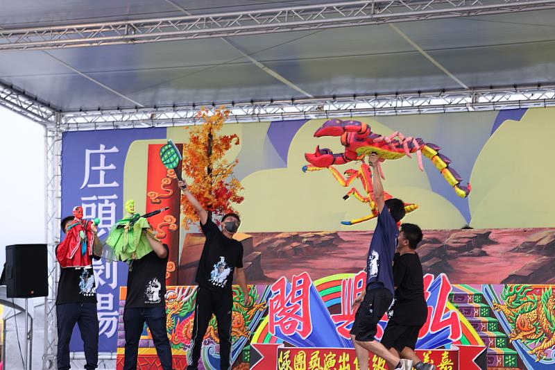 當天從下午3點就熱鬧展開的庄頭劇場，由《弘興閣掌中劇團》等嘉義在地傑出表演團隊輪番上陣演出。
