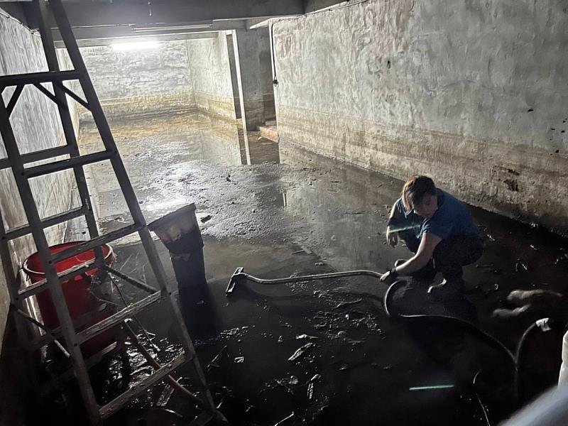 地下室積水人員進行積水部分清理