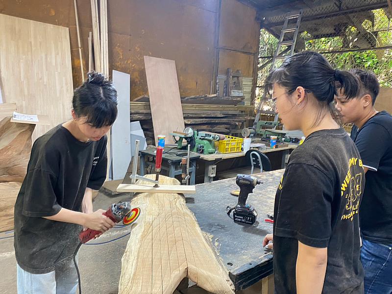 作品從發想設計到木工製作，都由陳虹菱與劉宥希一手包辦。