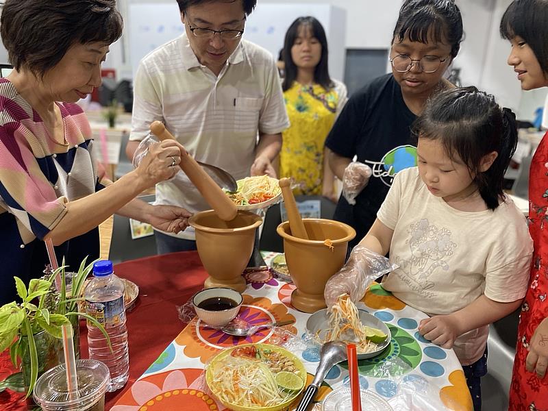 現場規劃泰國涼拌木瓜絲的體驗，讓民眾更了解泰國飲食文化
