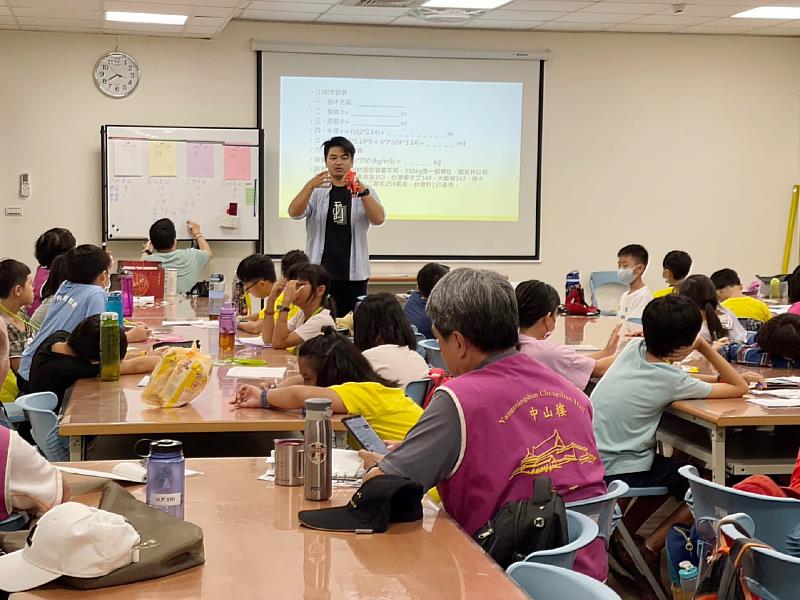 國立臺灣圖書館與南華大學攜手舉辦夏令營，讓學童瞭解落實環境永續的重要性。