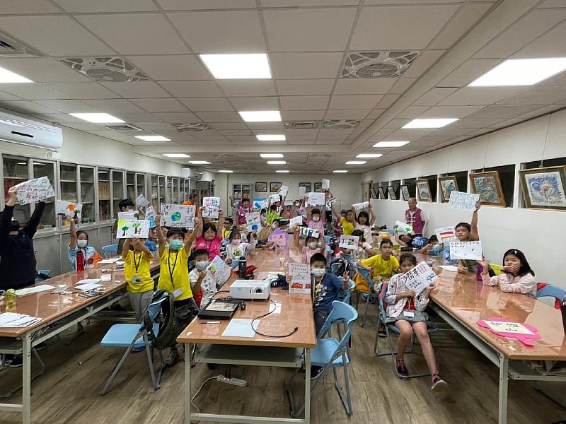 國立臺灣圖書館與南華大學攜手舉辦夏令營，以「樹木固碳大作戰」為主題，讓學童瞭解如何落實淨零碳排以及落實環境永續的重要性。