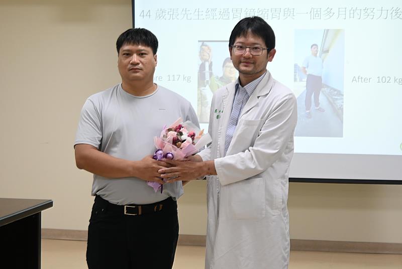 患者張先生（左）贈花致謝蔡坤峰主任，幫助他月減12公斤重返健康.