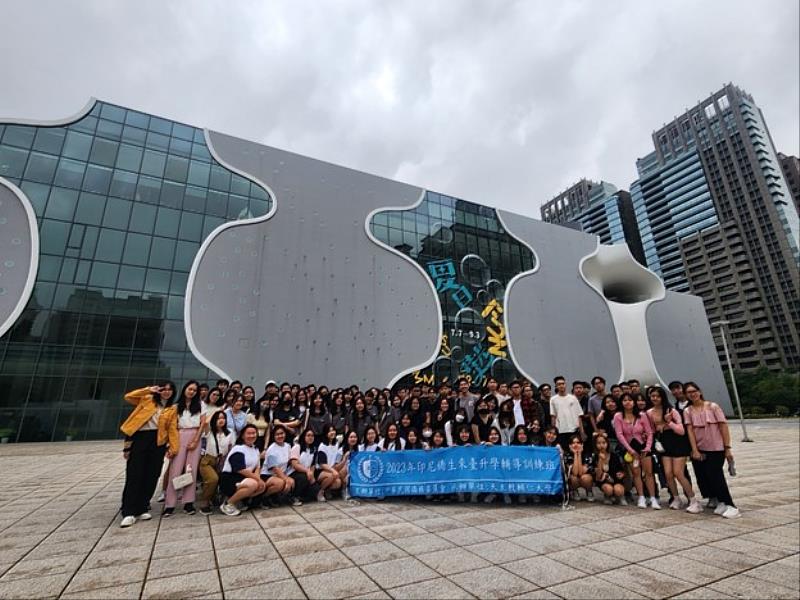 印尼僑生至台中歌劇院感受現代建築之美