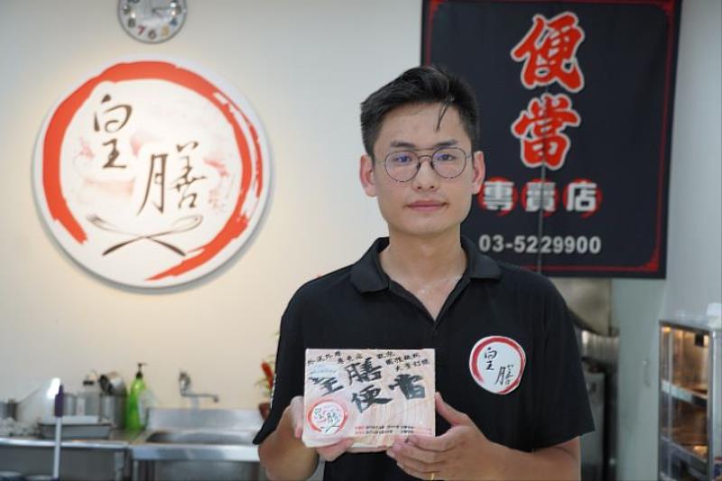中華大學觀光學院餐旅系校友鄒維宸，大二就創業當老闆，現在每天約可賣出5百個便當。