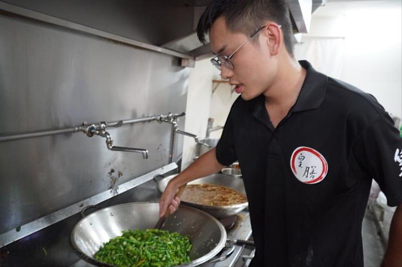 鄒維宸負責擔任便當店的主廚，目前最高紀錄曾一次準備1200個便當，凌晨2點就開始在店裡忙碌。