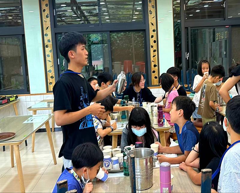 景文科大辦夏令營隊 陪石碇孩童歡喜迎開學。