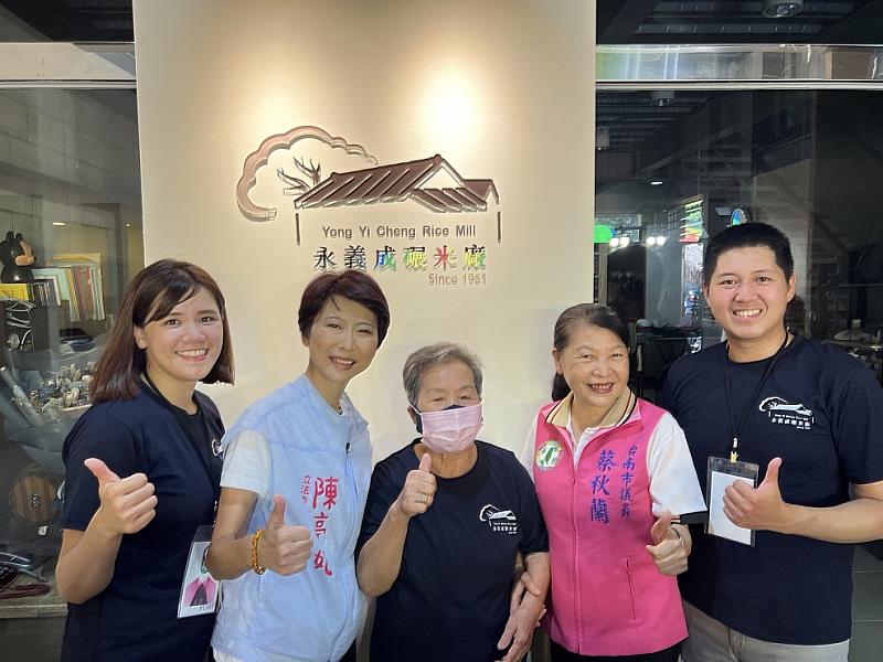 圖說三:會展管理與貿易行銷碩士學位學程校友、陳亭妃立委、永義成碾米廠老頭家嬤、蔡秋蘭議員合影