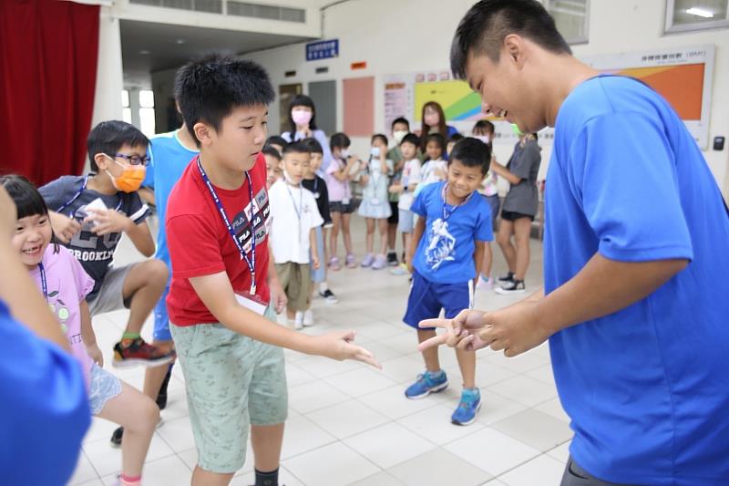 小學生們透過玩遊戲的方式，主動地探索和創造。