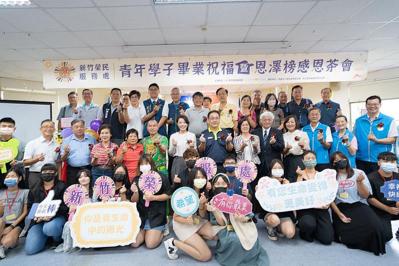 112年度青年學子畢業祝福暨感恩茶會合影。