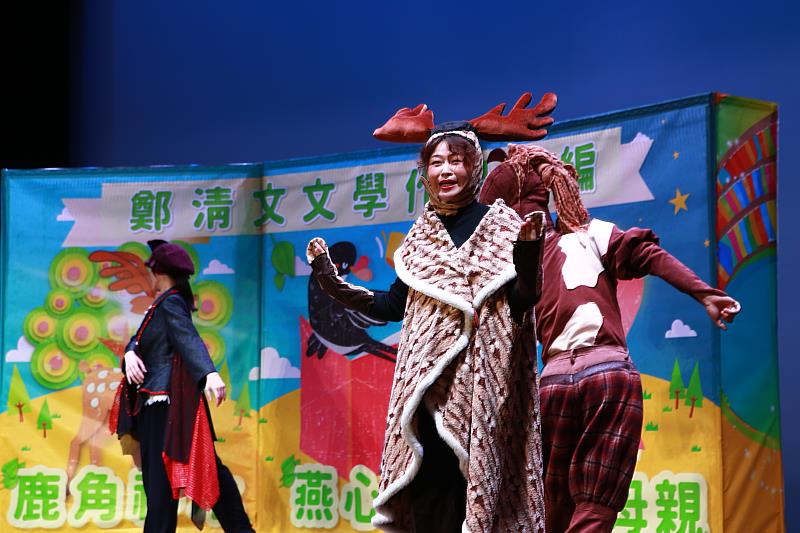 如果兒童劇團改編臺灣兒童文學作品，演出本土童話親子劇《尋找燕心果》。