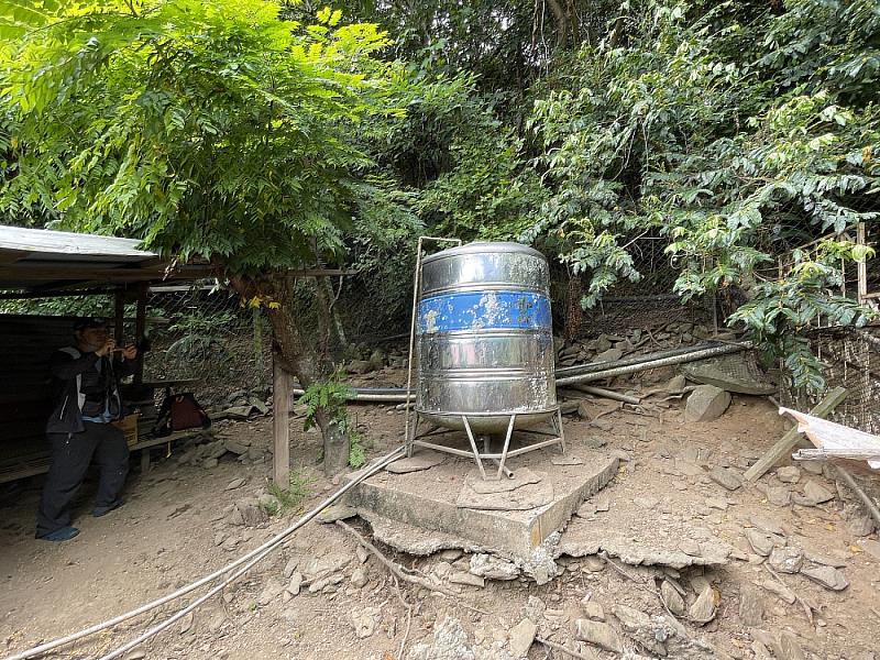 雞舍移除雞隻及飼料後照片