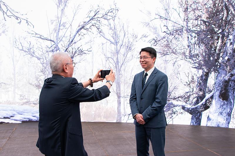 陳文儀大使（右）體驗虛擬攝製模式技術。（世新大學提供）