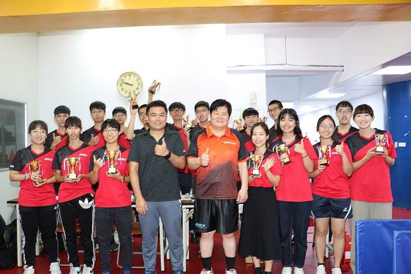 洪明奇校長鼓勵桌球校隊同學術業兼修
