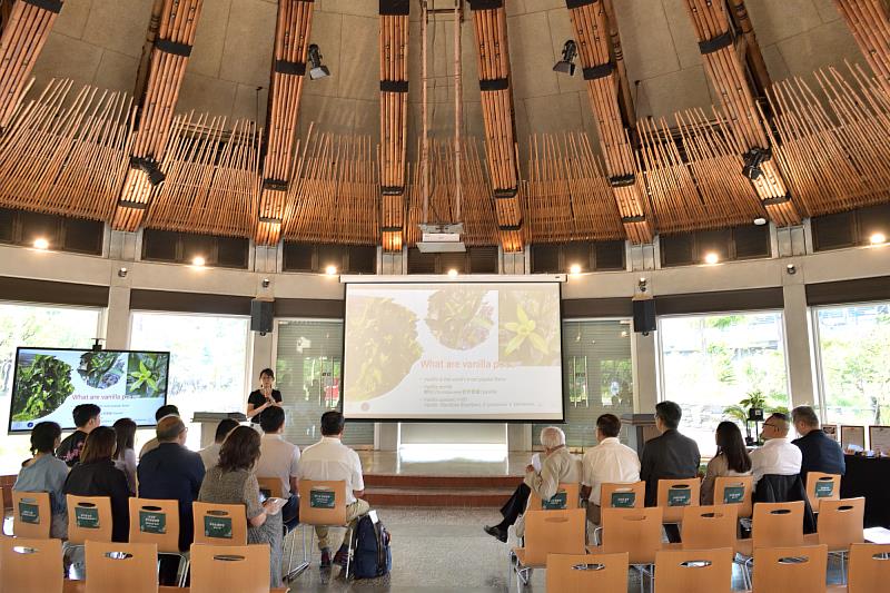 長榮大學精釀發酵研究中心執行長陳妙齡，介紹香莢蘭研發成果