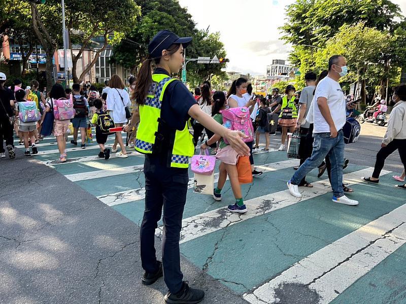 開學日！新北婦幼警護童急先鋒，加強維護及宣導行人安全。