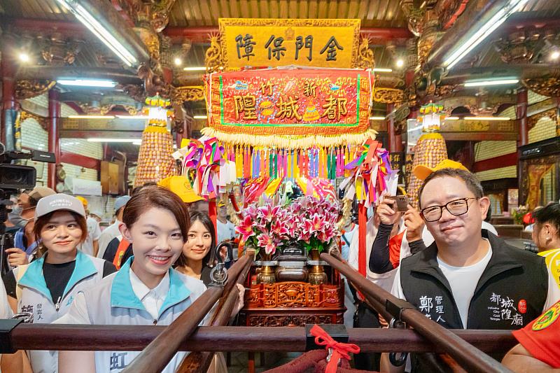2023竹塹中元城隍祭遶境賑孤，市長高虹安及新竹都城隍廟管理人鄭來聖扶轎同行。