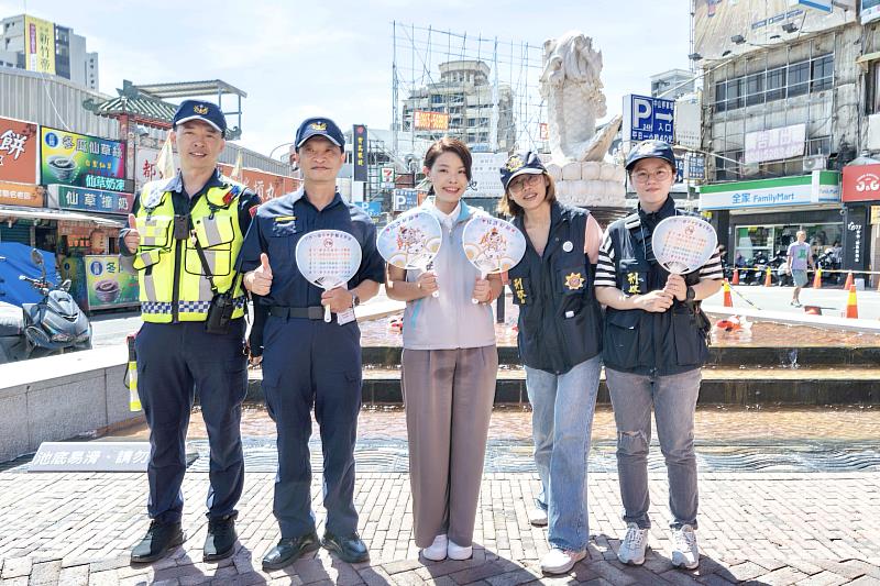 新竹市警察局沿途發放「三太子反詐好神扇」等宣導品，推廣識詐觀念。