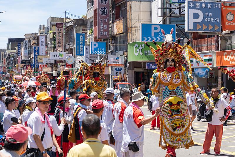 都城隍公爺率各地宮廟陣頭，從新竹都城隍廟熱鬧出發，吸引上千名信眾參與。