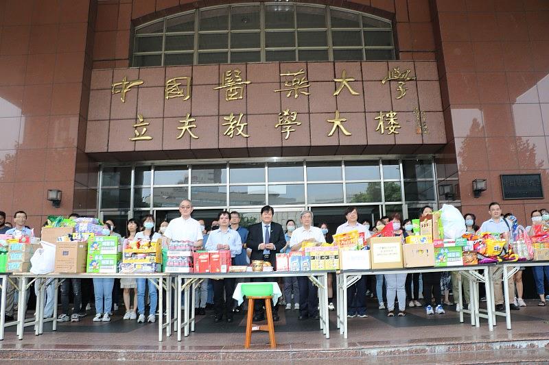 洪明奇校長主持英才校區中元普渡-