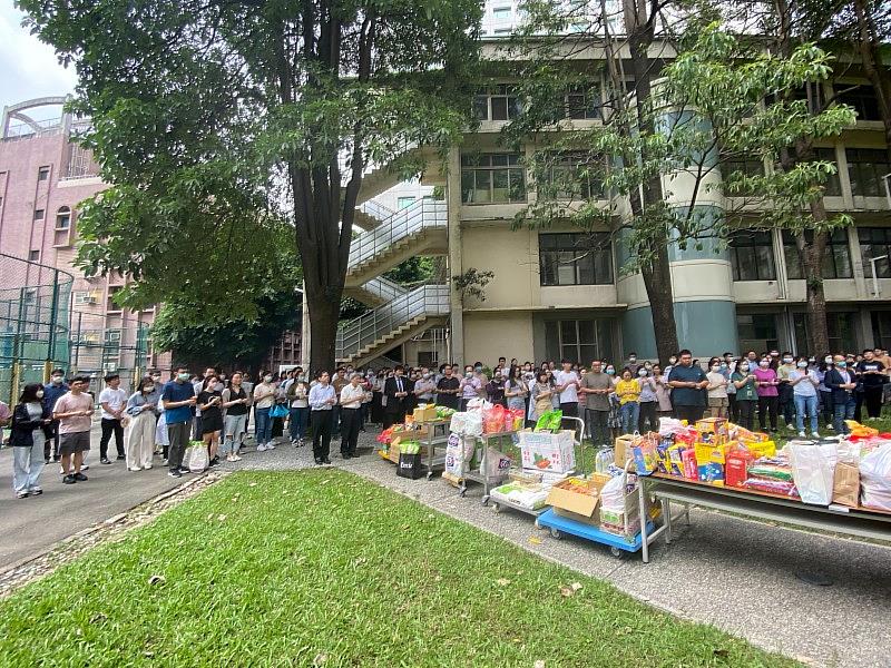 洪明奇校長在英才校區和風廣場主持「動物慰靈祭」。