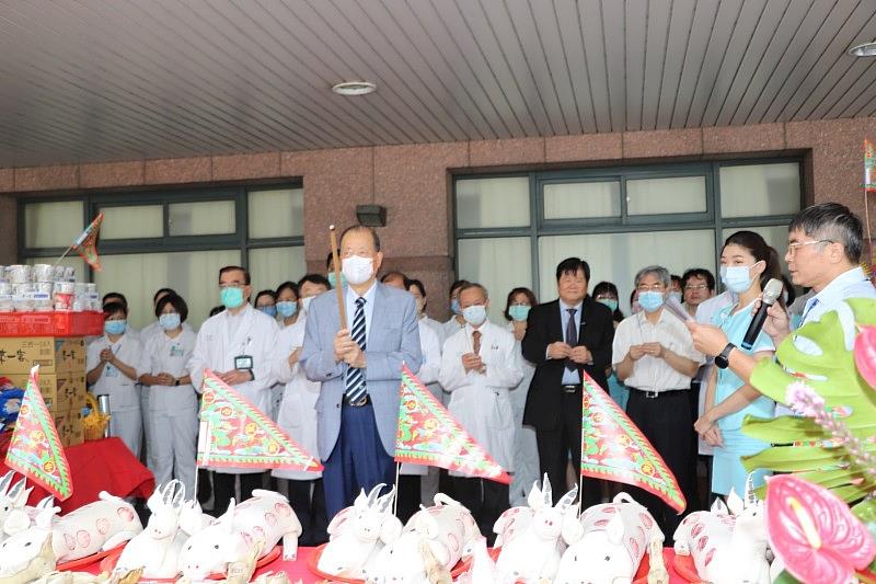 蔡長海董事長主持中國醫藥大學醫療體系中元普渡拜拜。