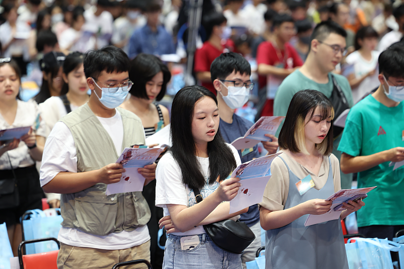 開幕式中，116 級新生宣誓未來要「用成大給予的力量，努力追夢，永不退縮」