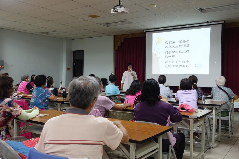 老師讓學員反思是否用一輩子去尋找人生價值