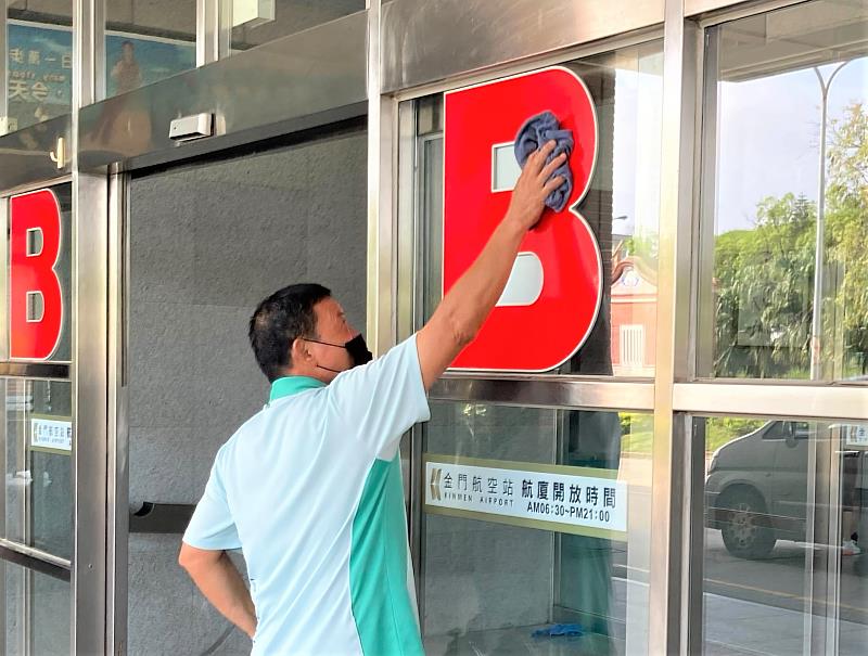 臻霖實業中高齡員工於機場行清潔工作