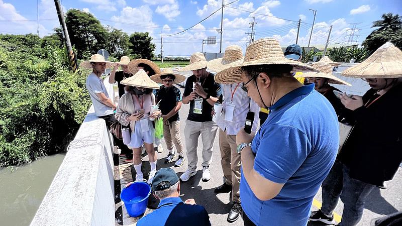 大葉大學環教中心向國際生介紹河川生態