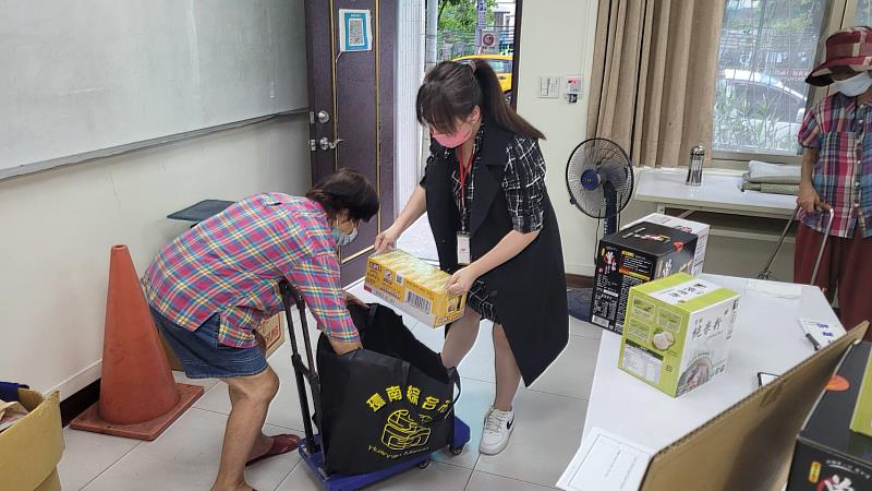 圖說:基金會送物資給獨居長者。圖片來源:石原基金會提供
