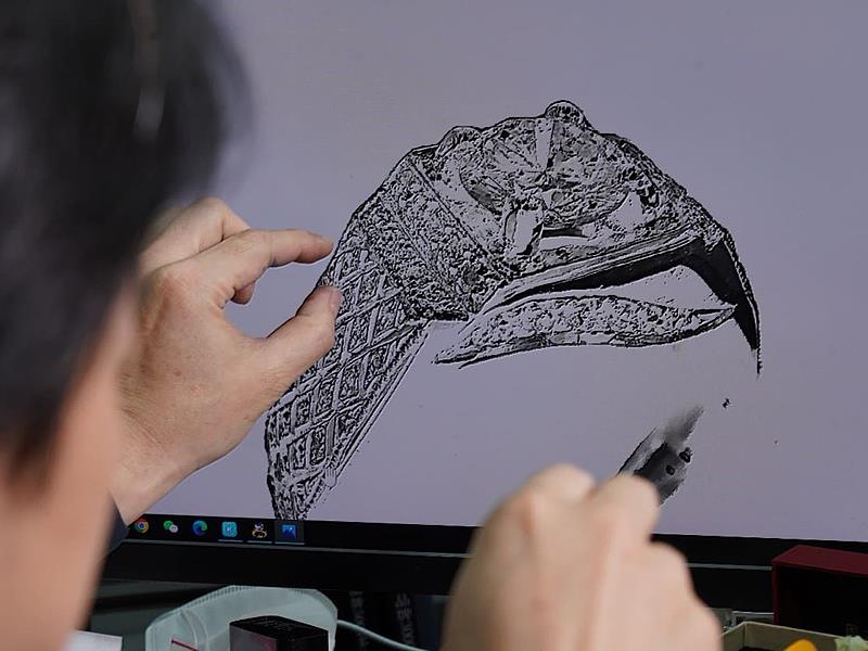 昇達珠寶董事長廖英荃透過3D繪圖，細膩刻劃屬於顧客的專屬珠寶。（資料來源：昇達珠寶）