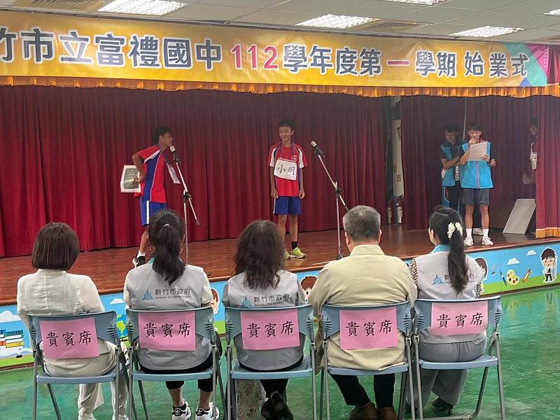 由富禮國中師生共同演出《你快樂我平安》舞台劇，營造友善校園環境。