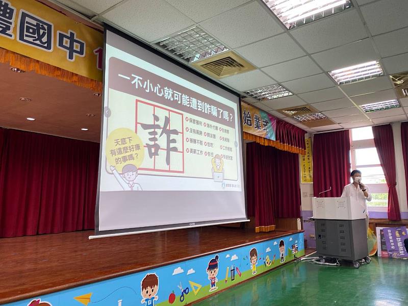 由富禮國中師生共同演出《你快樂我平安》舞台劇，營造友善校園環境。