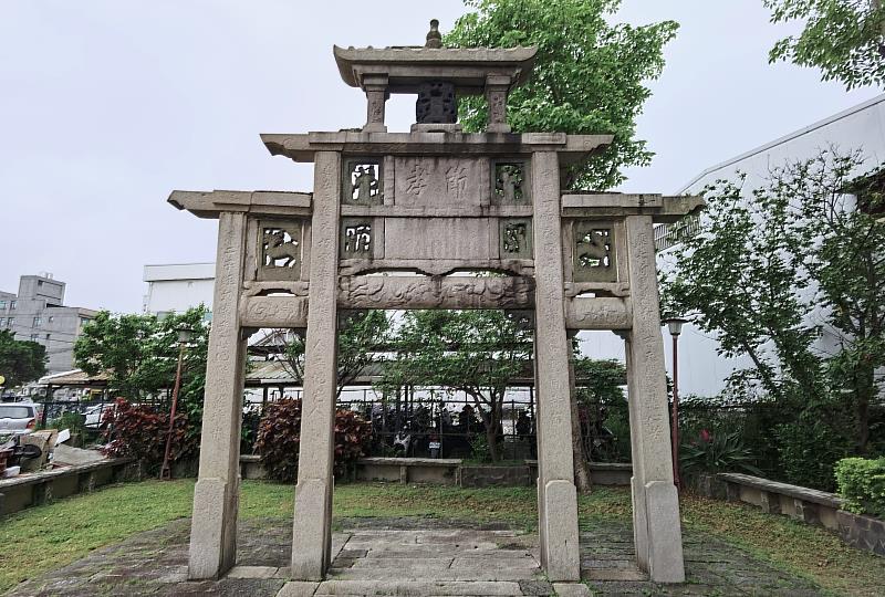 新竹市市定古蹟「蘇氏節孝坊」維護前。