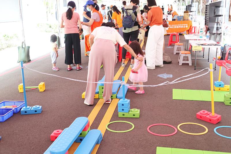 伊甸希望提倡「出門就是遊戲場」，盼鼓勵家長們多帶孩子出門參與活動，給予多元的發展刺激。